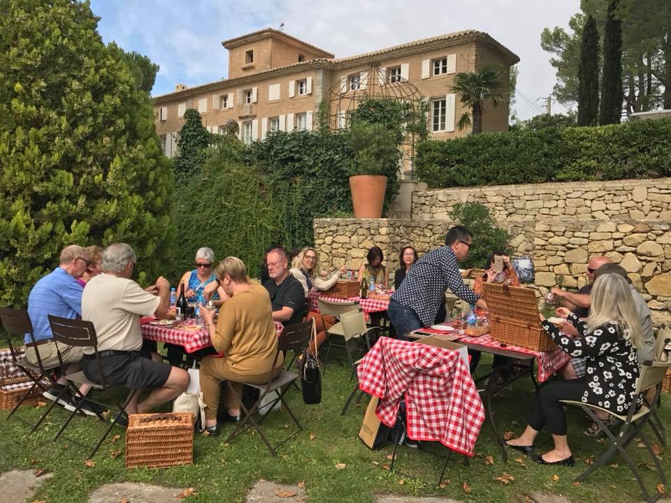 Pique-nique, organisé par Mistral Tour, agence réceptive, au Château Pesquié à Mormoiron, dans le Vaucluse.
