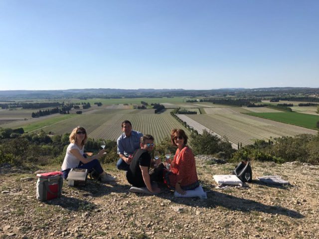 Dégustation en attendant le coucher de soleil dans la garrigue au cœur de la Provence : Mistral Tour, organisateur de Wine Tours, en Provence.