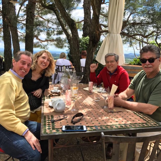 Plaisir partagé, en terrasse, au Verger des Papes lors d'un Wine Tour à Châteauneuf-du-Pape, dans le Vaucluse : Mistral Tour.
