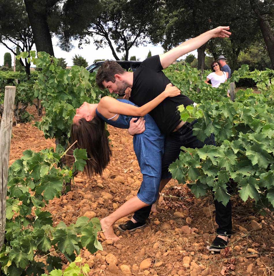 During the Avignon theatre festival, thanks to Mistral Tour dancers too can escape in the middle of the vineyards of Châteauneuf du Pape!